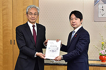 「総務大臣政務官に要望書を提出」の画像