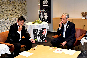 「朝の採れたてを手に磯田市長を訪問」の画像