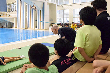 「子どもたちが練習を見学」の画像