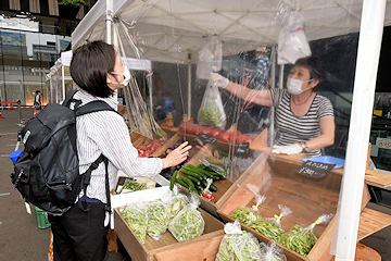 「生産者と会話を楽しむ買い物客も」の画像