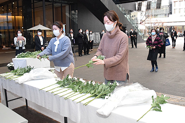 「アオーレ長岡に献花台を設置」の画像