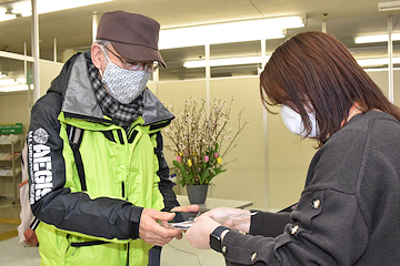 「「お守りを持って頑張ってほしい」とエール」の画像