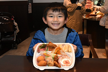 「今回のメニューは道の駅ながおか花火館内で食べれます」の画像