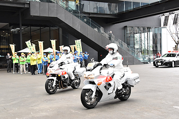 「白バイとパトカーがナカドマから出発」の画像