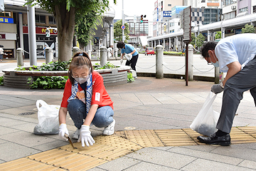 「アーケード内の草取りやごみ拾いを行いました」の画像