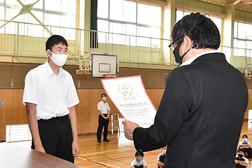 「合唱校の認定証を授与」の画像