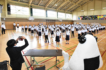 「「輝き」の合唱を披露」の画像