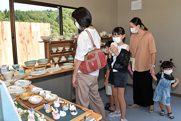 「来場者はお気に入りの逸品探しを楽しんでいました」の画像2