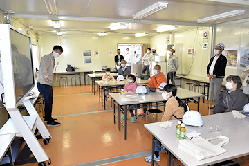 「工事現場を興味深く見学」の画像1