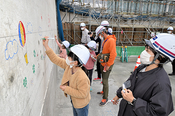 「工事現場を興味深く見学」の画像2