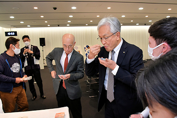 「試食した磯田市長」の画像