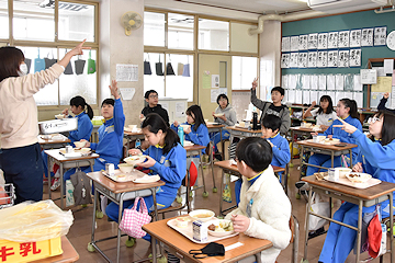 「いつもと違う給食」の画像