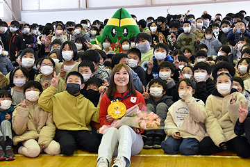 「集まった全校児童・生徒を前に応援へのお礼を」の画像