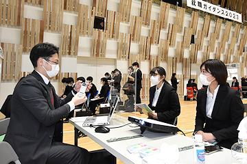 「各ブースを回る約200人の学生たち」の画像