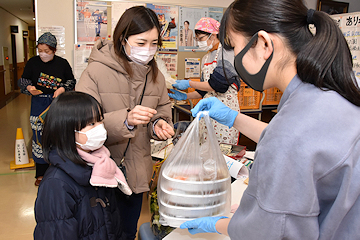 「約400食をテークアウトで提供」の画像1