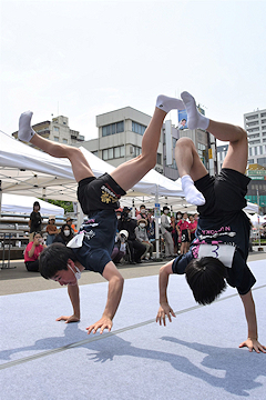 「五十六逆立ち競争」の画像