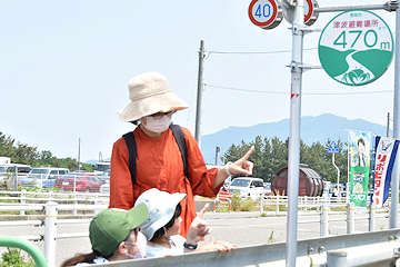 「看板を探しながら高台までの道順を確認」の画像