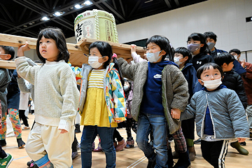 「神輿渡御に飛び入り参加した子どもたち」の画像