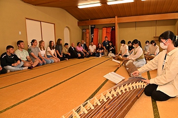 「琴部の生徒は演奏を披露」の画像1