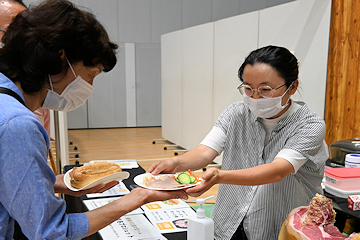 「ソーセージなどを食べながら」の画像