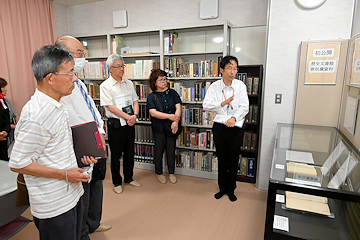 「参列者に館内案内」の画像