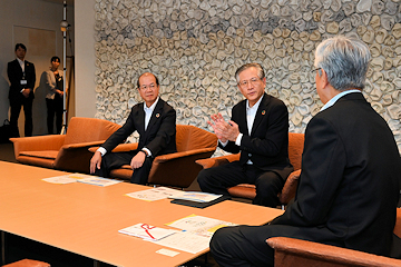 「同グループ代表取締役社長の殖栗道郎さん」の画像