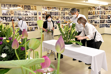 「鎮魂たむけの花」の画像