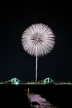 「慰霊の想いを込めた花火「白菊」」の画像1