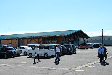 「ダイナム見附店の駐車場に次々に車が到着」の画像2