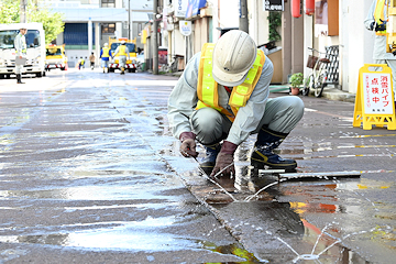 「消雪パイプの点検作業」の画像