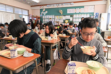 「“長岡産”が詰まった給食を味わいました」の画像1