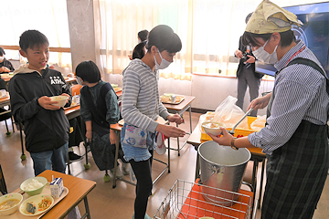 「“長岡産”が詰まった給食を味わいました」の画像2