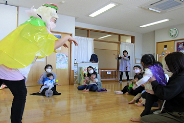 「完成したマントを着て音楽遊び」の画像