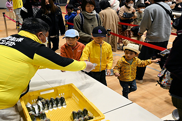 「新米おにぎり1,000個が配られました」の画像1