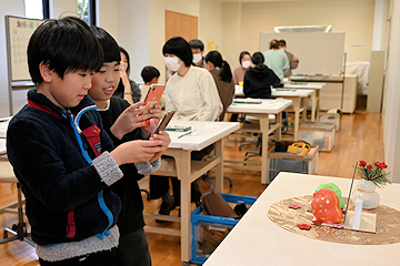 「笑顔を見せていました」の画像