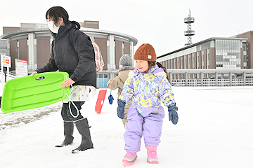 「防災公園でそり滑りや雪玉投げ」の画像2