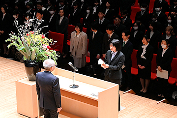 「新入生は3学科と大学院を合わせて263人」の画像