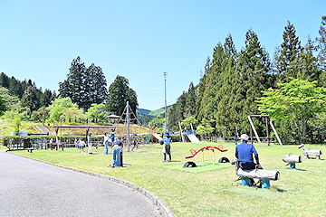 「ターザンロープやブランコなどの遊具」の画像