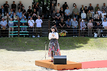 「全盲のシンガーソングライター・佐藤ひらりさん」の画像