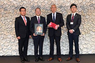 「駐新潟大韓民国総領事の呉栄煥さんと副総領事の洪仁泳さん」の画像