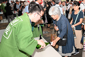 「会場は大盛り上がり」の画像1