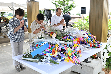 「地域の住民や小・中学生など約150人が黙とうをささげました」の画像