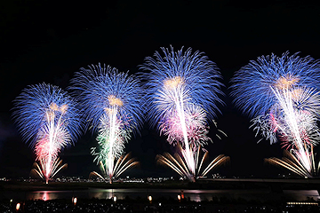 「復興祈願花火フェニックス（希空～まれぞら～）」の画像