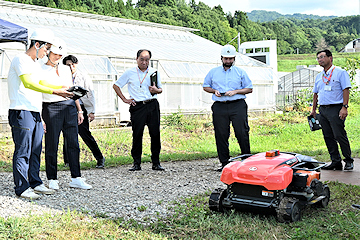 「農業用ドローンやラジコン草刈り機の操作を体験」の画像2