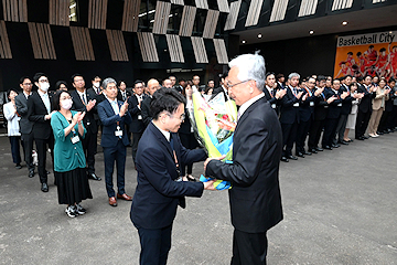 「職員約200人が拍手で出迎え」の画像