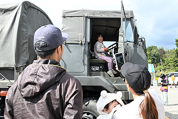 「自衛隊車両の展示」の画像