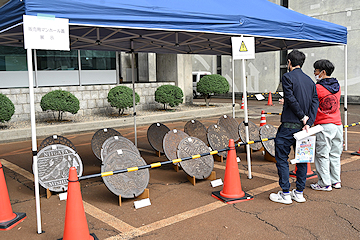 「使用済みマンホールふたの内覧会」の画像