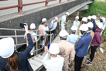 「摂田屋2丁目のこだま橋などで点検作業を視察」の画像